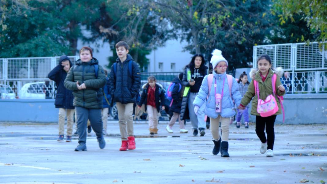 Öğrenciler 9 günlük tatilin ardından ders başı yapıyor! İlk ders zili bugün çaldı 2